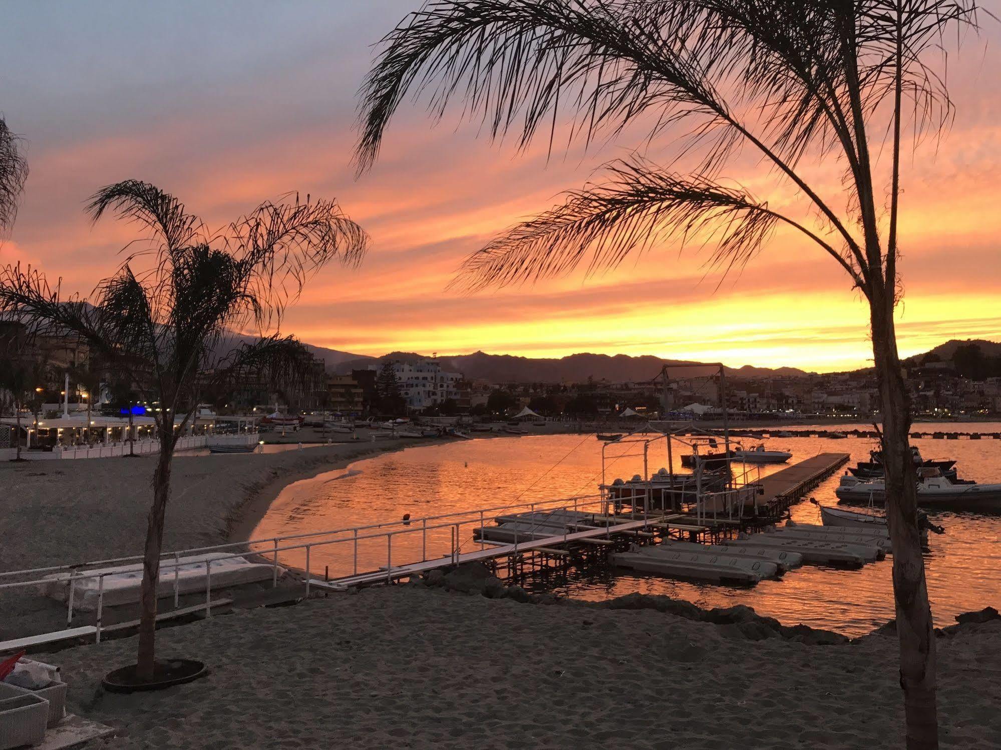 Kalaskiso' Giardini Naxos Eksteriør billede